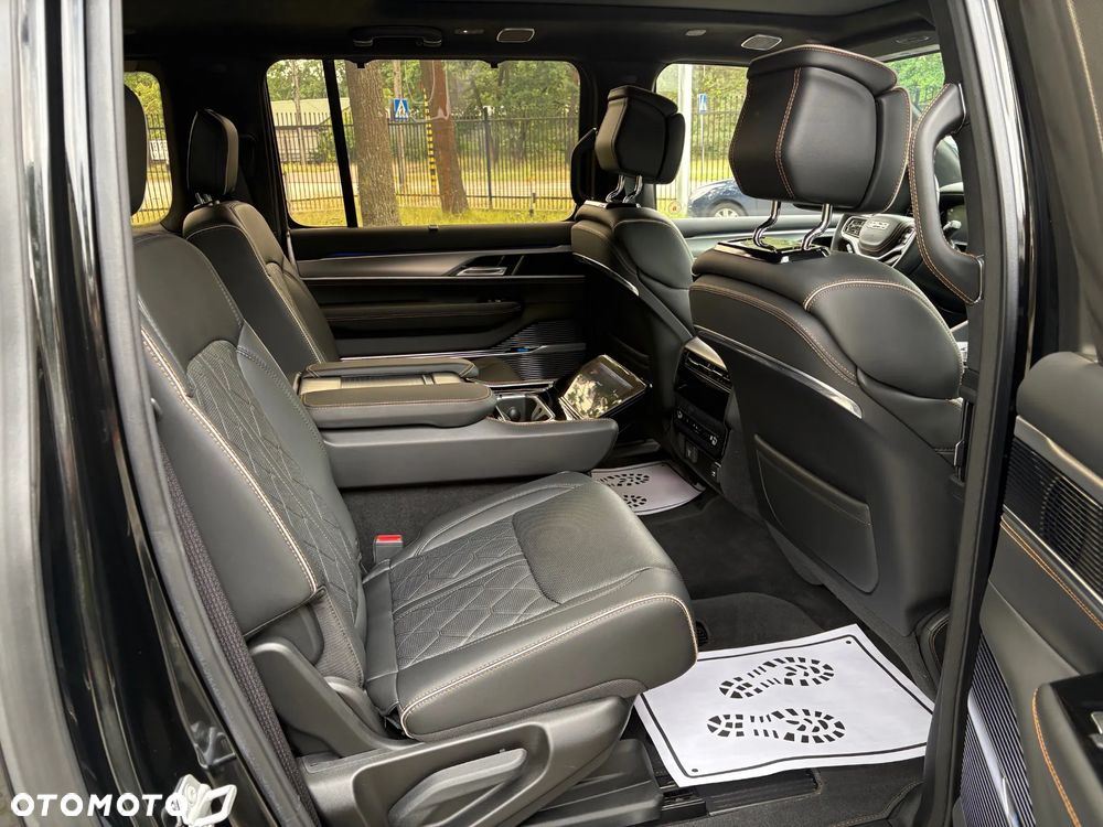 Jeep Grand Wagoneer - 25