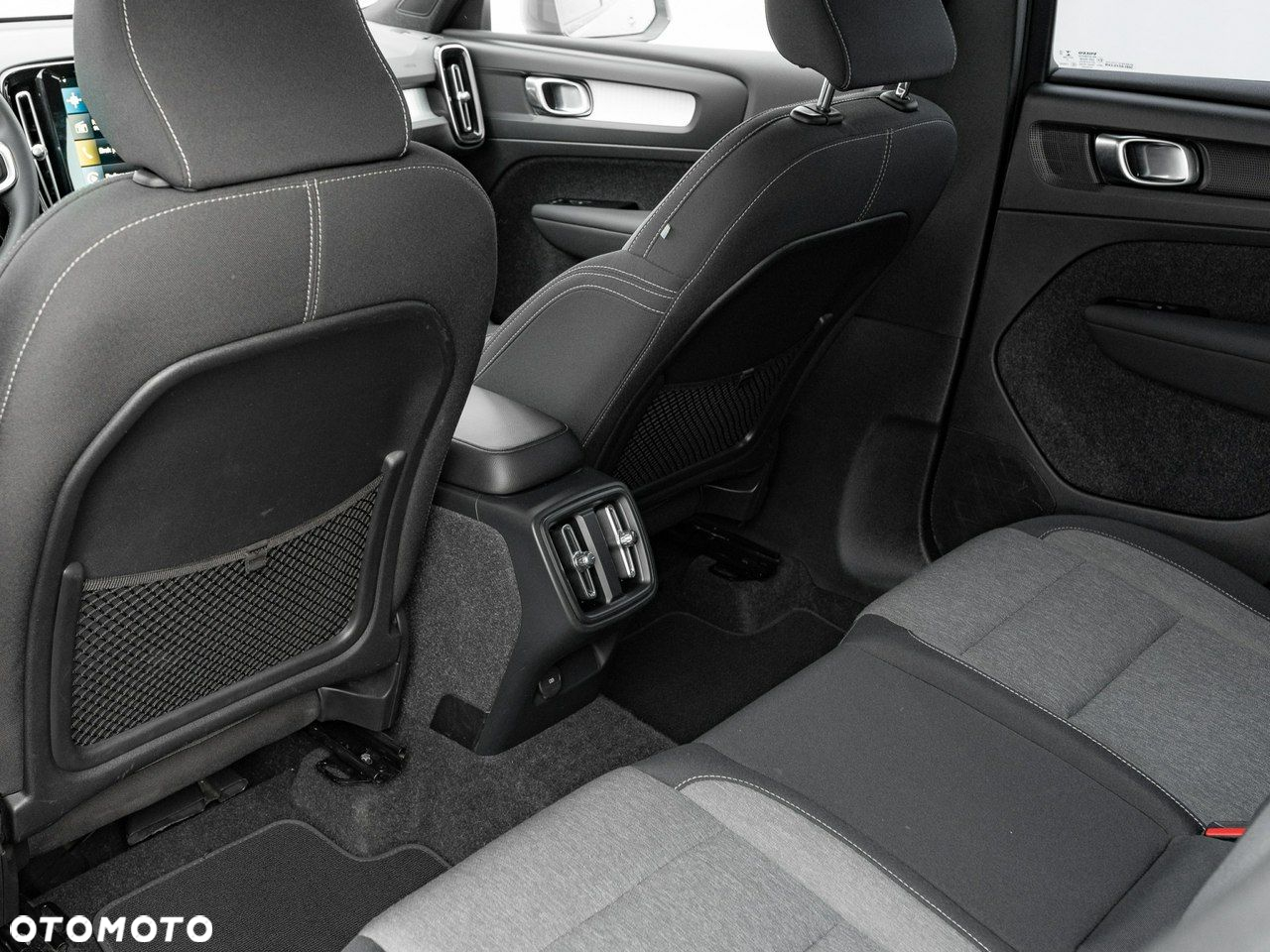 Volvo XC 40 T3 Momentum Pro - 25