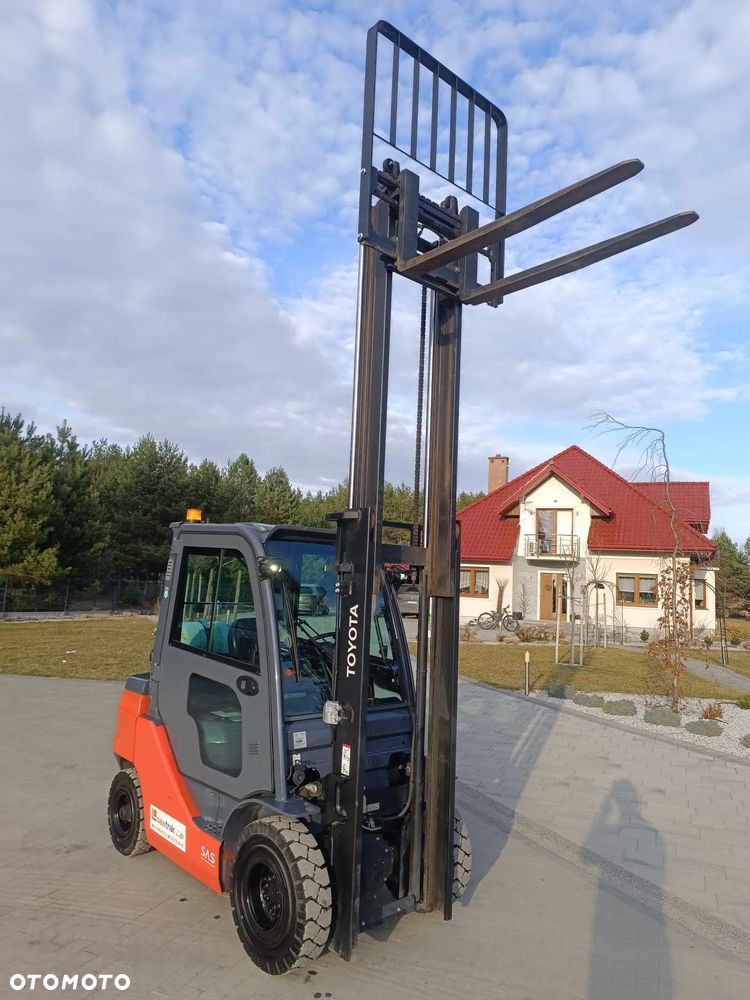 Toyota 8FG25 Kabina 2023 rok benzyna/gaz opony superelastyczne jak NOWY - 7