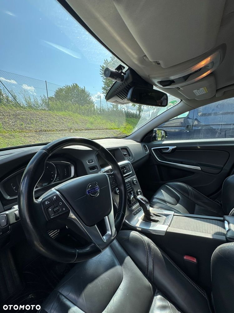 Volvo V60 D5 AWD R-Design Momentum - 8