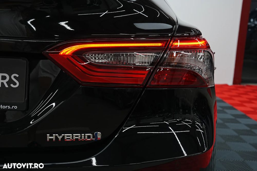 Toyota Camry Luxury - 21
