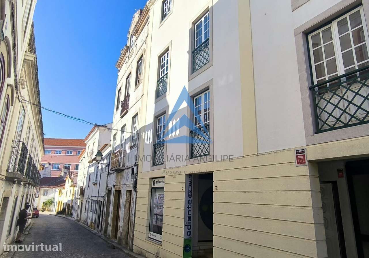 Prédio à venda no centro histórico de Abrantes | Terraço, quintal e... - Grande imagem: 3/56