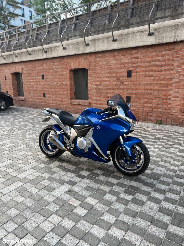 Honda VFR - 3