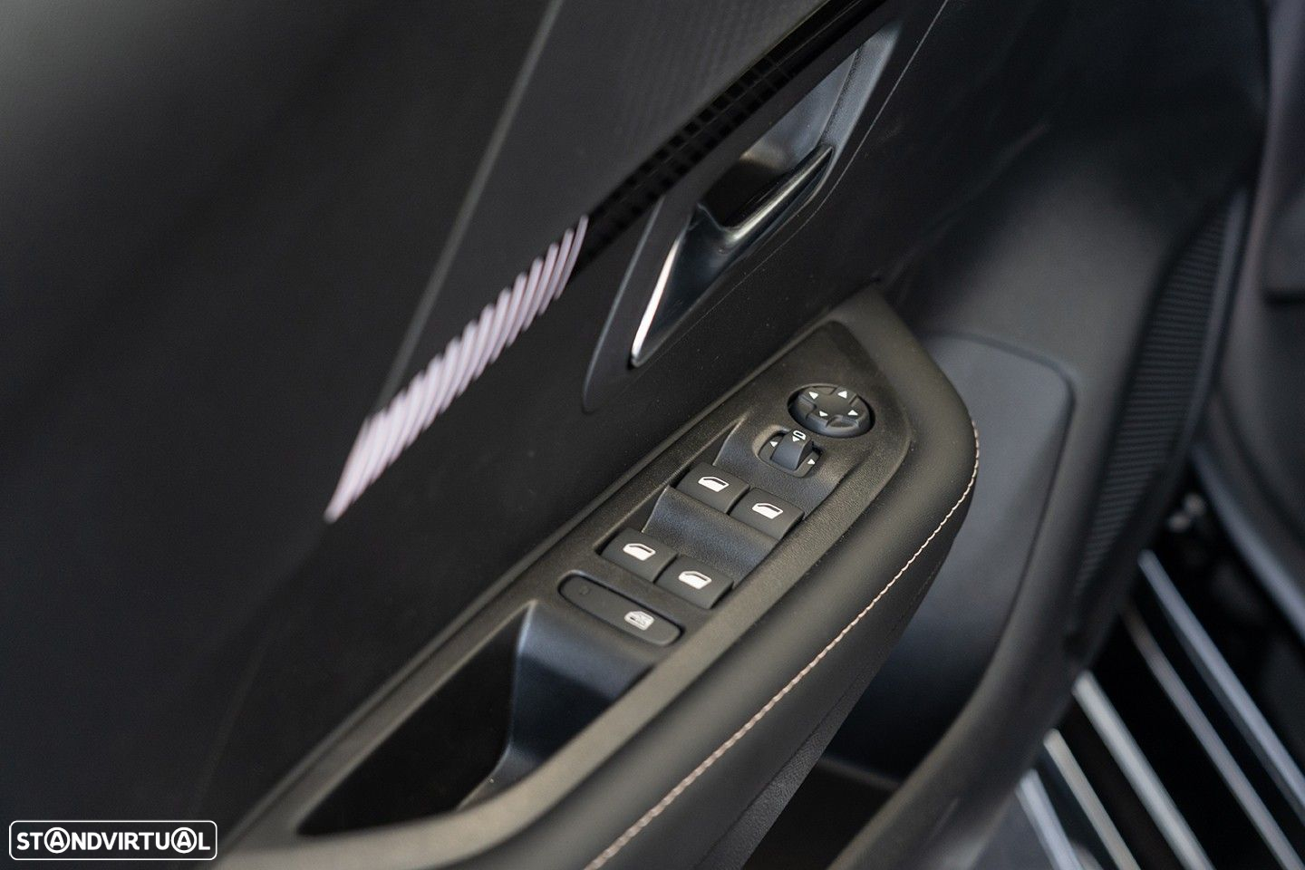 Peugeot 208 1.2 PureTech Allure - 17