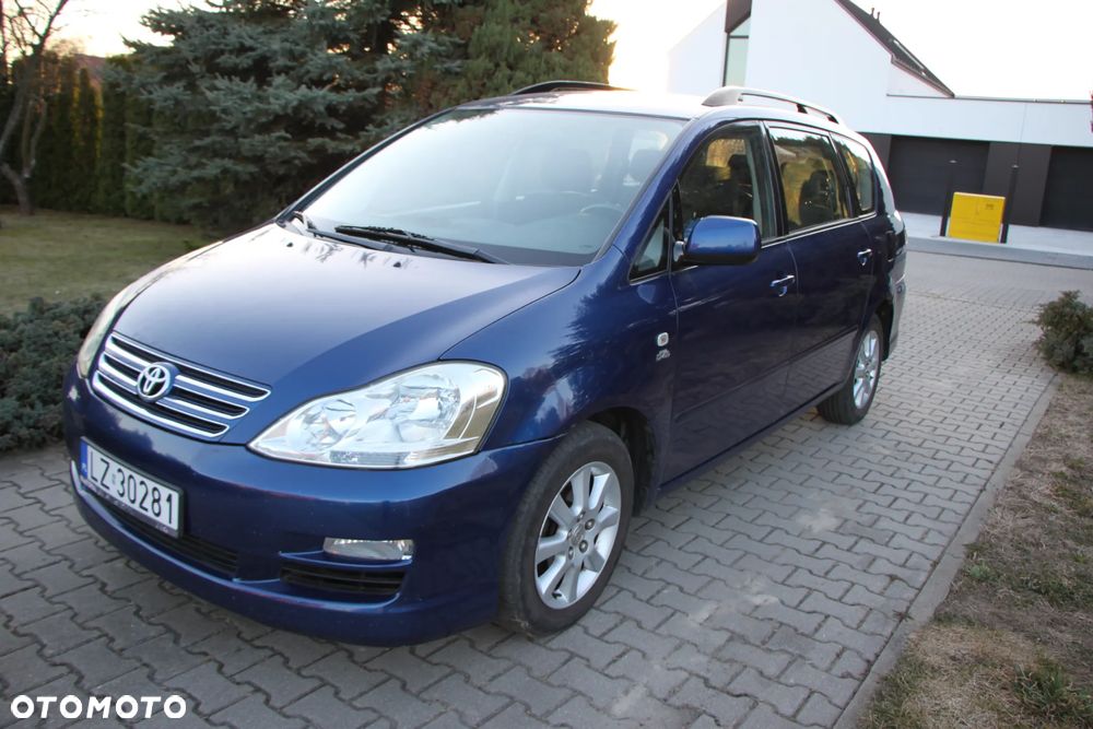 Toyota Avensis Verso D-4D - 2