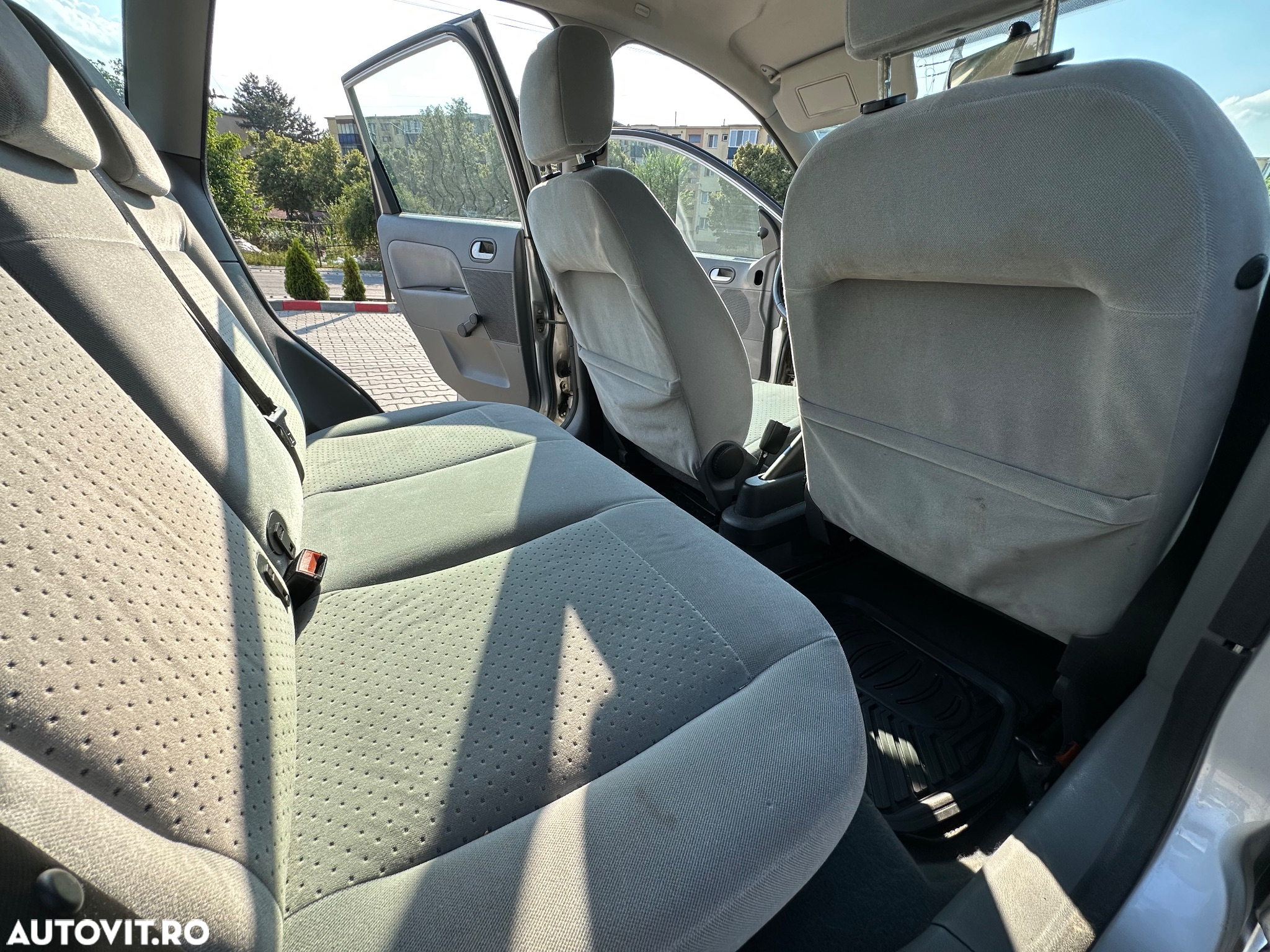 Ford Fiesta 1.4i Ghia - 8