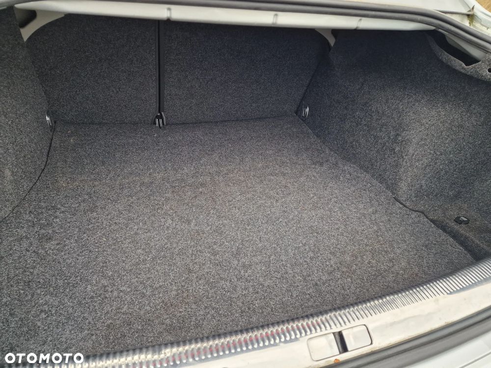 Volkswagen Passat 1.6 Exclusive - 38
