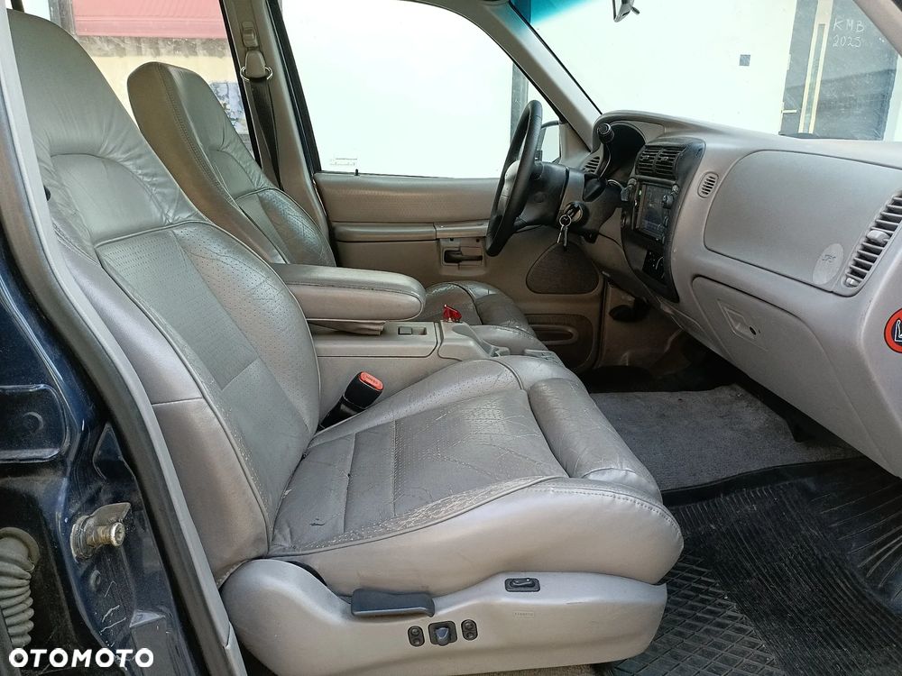Ford Explorer Standard - 13