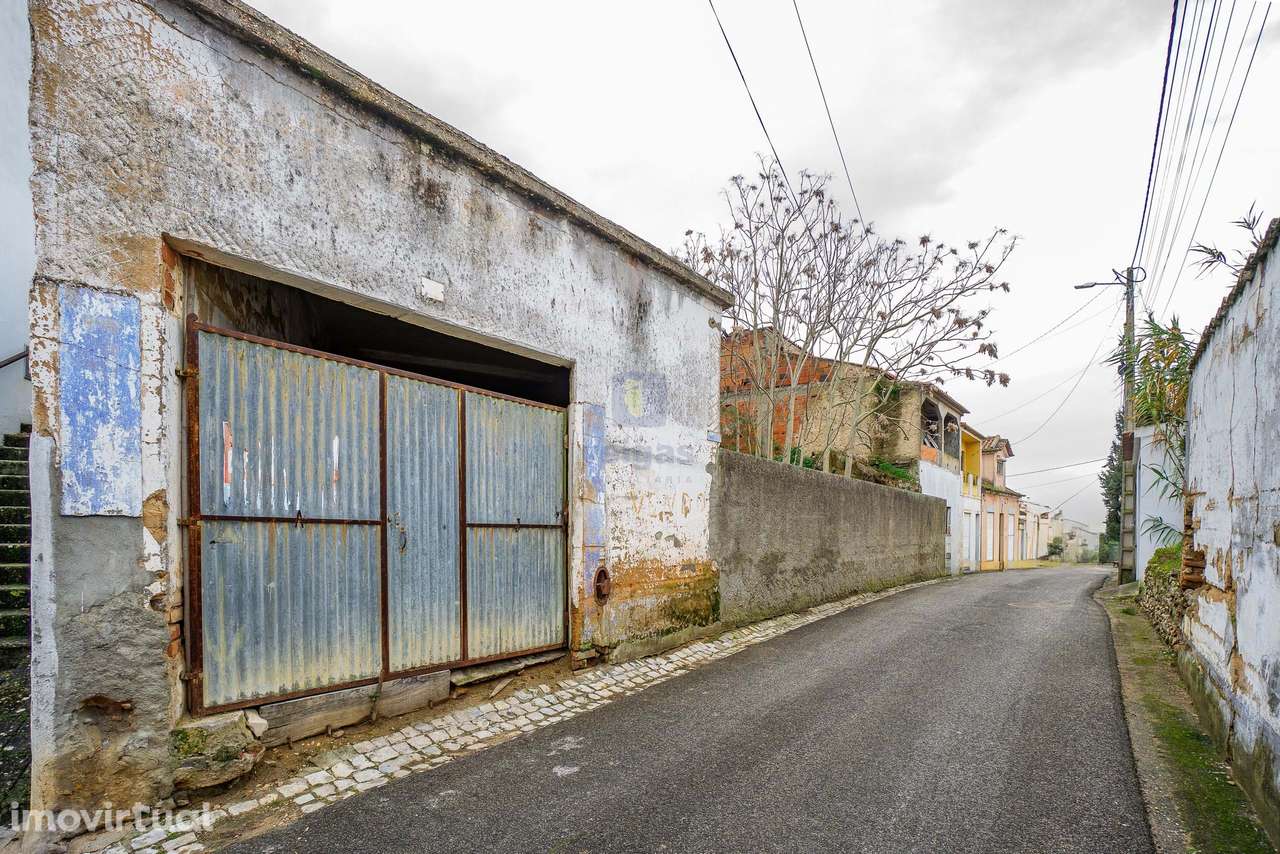 Lote Urbano de 280 m2 com antiga Fábrica em Ruína - Grande imagem: 2/27