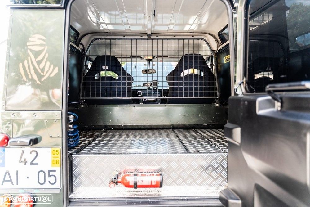 Land Rover Defender - 25