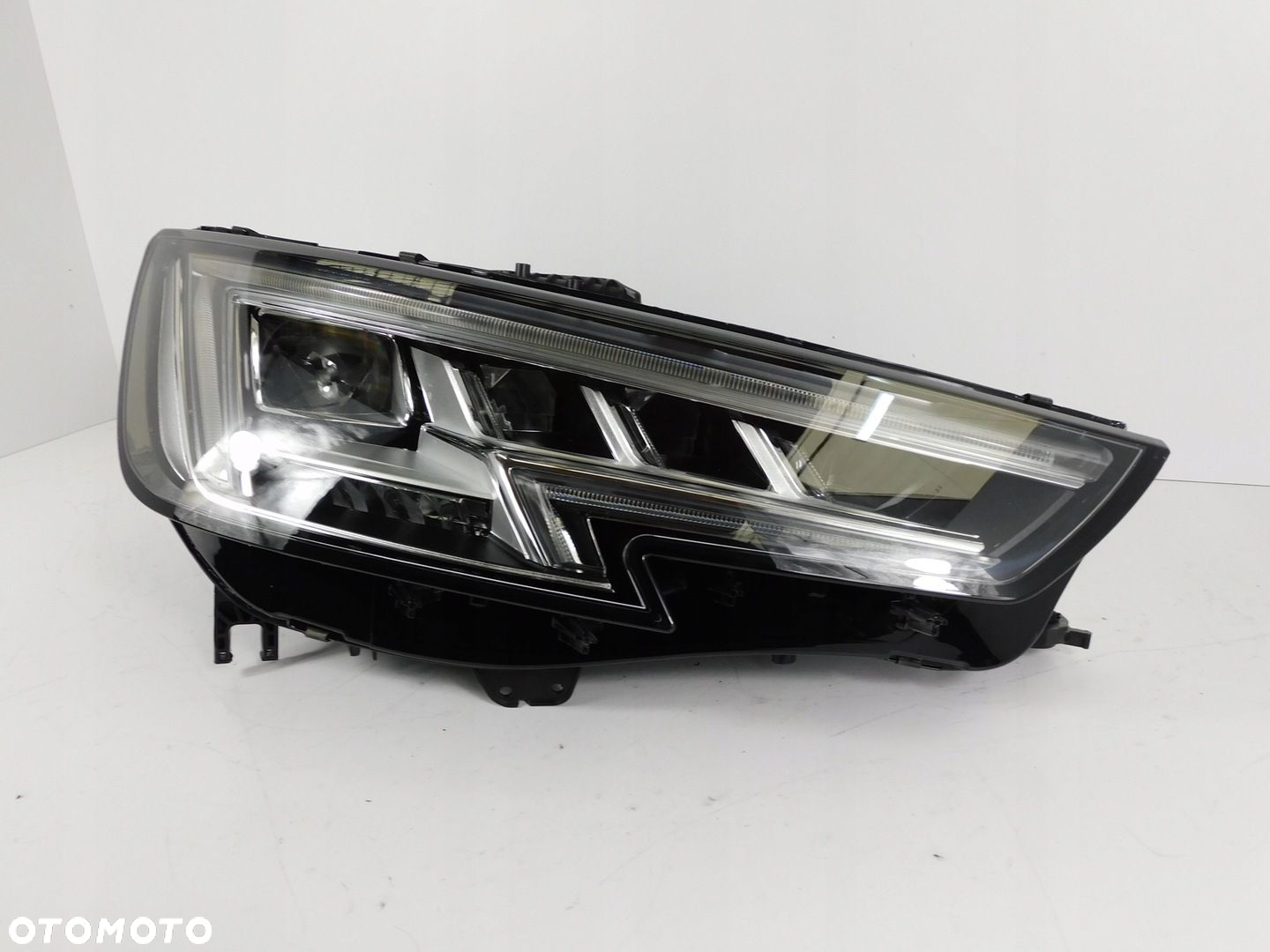 AUDI A4 B9 8W LAMPA PRAWA MATRIX PRZED LIFT - 2