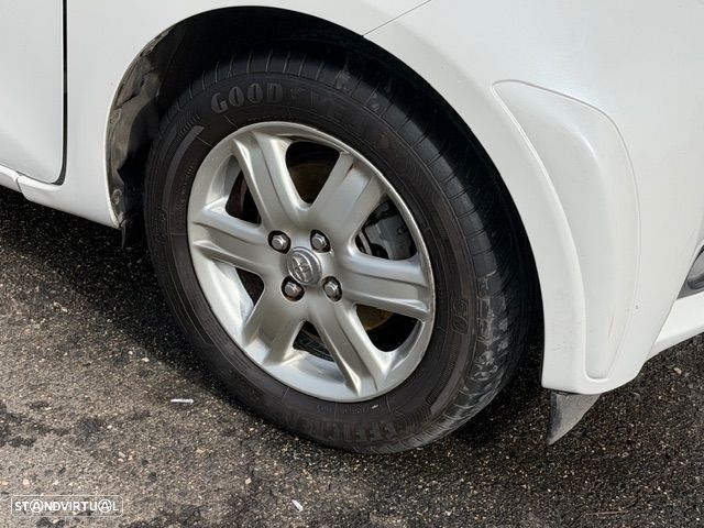 Toyota iQ 1.0 + - 11