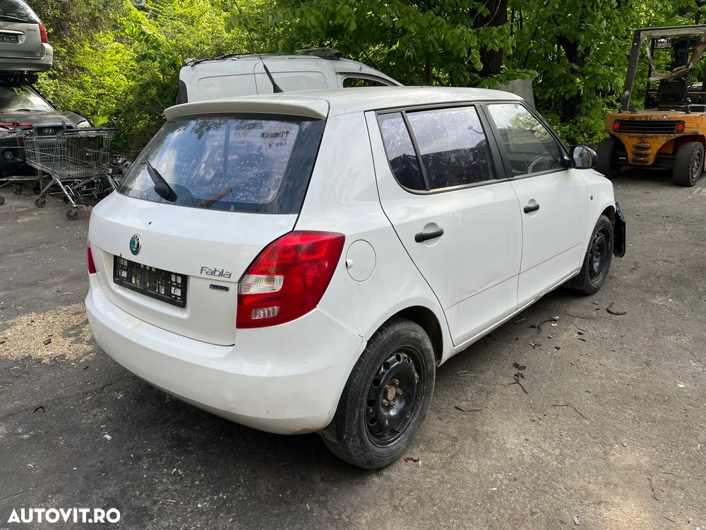 Dezmembrez Skoda Fabia 2 facelift 2012 alb 1,2 benzina - 8