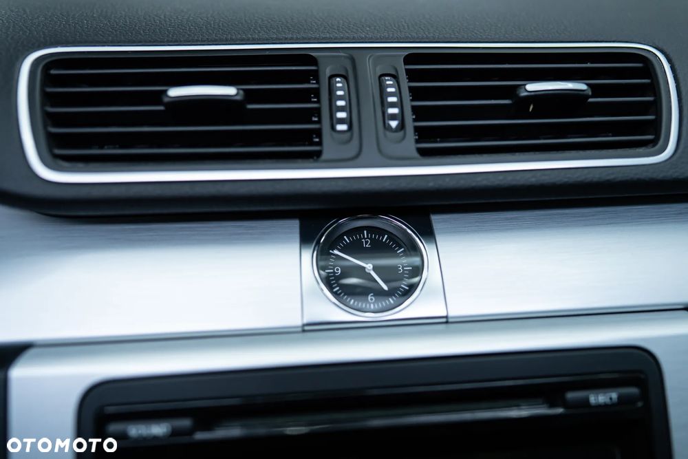 Volkswagen Passat 2.0 TDI DSG BlueMotion Technology R-Line - 24