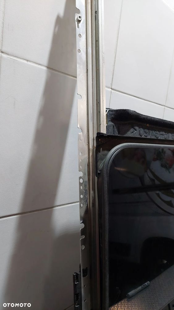 Szyberdach z silniczkiem Nissan Navara R 2017 (uszkodzona jedna szyna) - 3