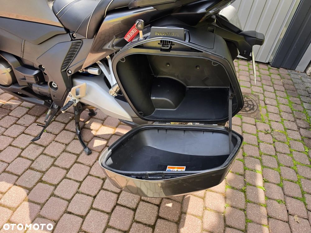 Honda VFR - 16