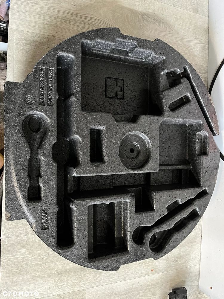 WKŁAD KOŁA STYROPIAN  NISSAN QASHQAI J11 849A7 4EA1B WKRĘTKA HOLOWNICZA UCHO HOLOWNICZE - 2