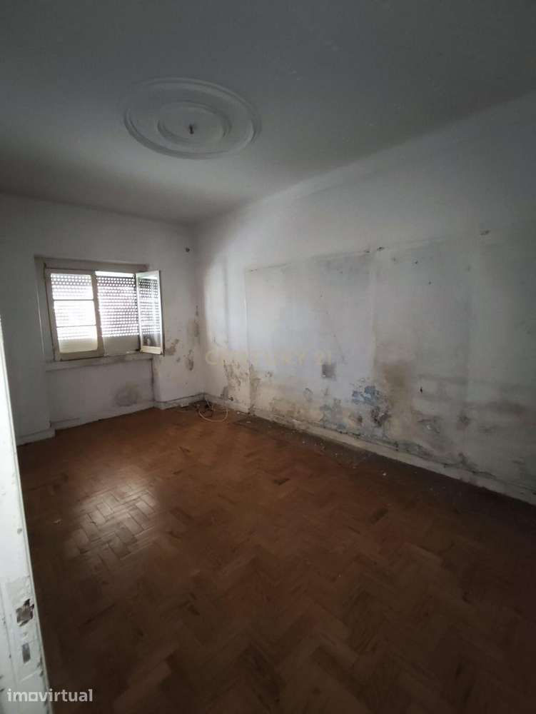 Oportunidade no Centro de Almada: T2 com Dois Logradouros Privativos | - Grande imagem: 2/18