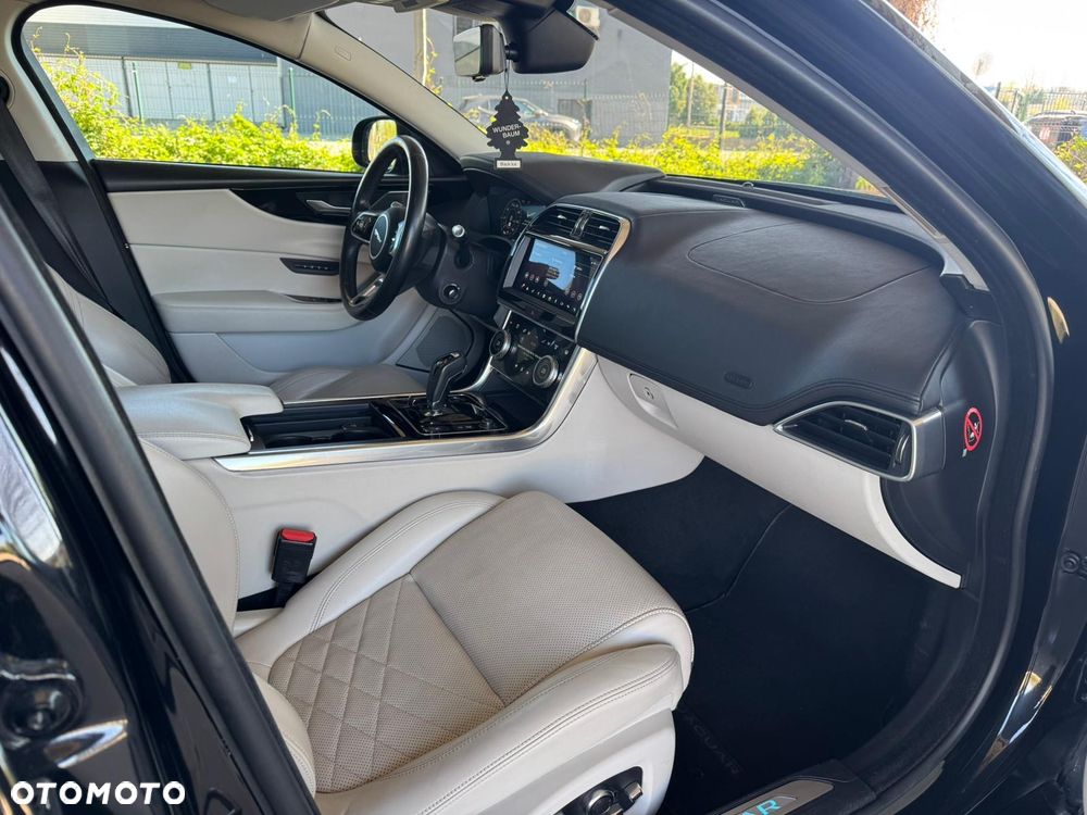 Jaguar XE 2.0 D180 HSE - 26