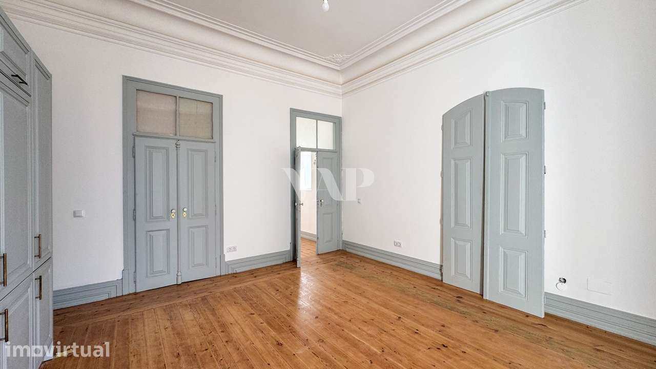 Apartamento T6 para Remodelação com Açoteia e Elevado Potencial de Inv - Grande imagem: 2/27