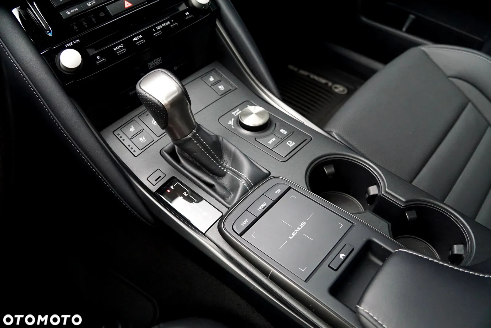 Lexus Inny - 30