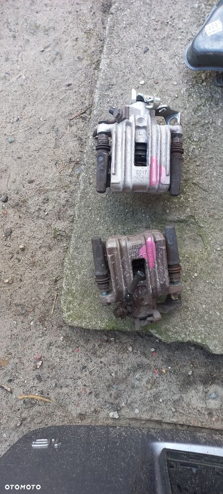 A3 Golf IV 4 Octavia Leon Zacisk Tylny  lewy prawy POZNAN - 1