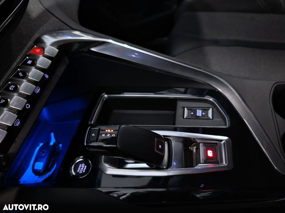 Peugeot 3008 1.2 PureTech Turbo S&S EAT8 Allure - 24