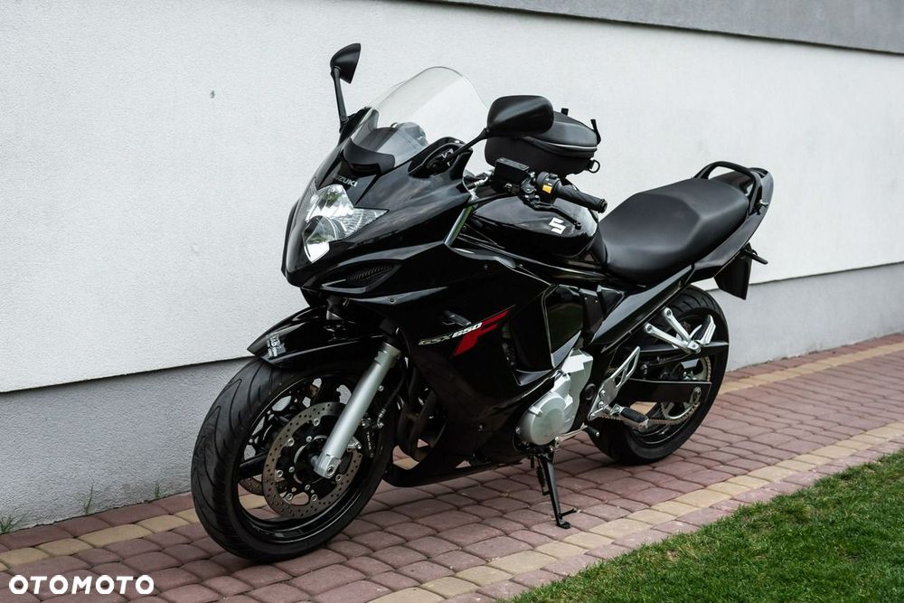 Suzuki GSX - 6