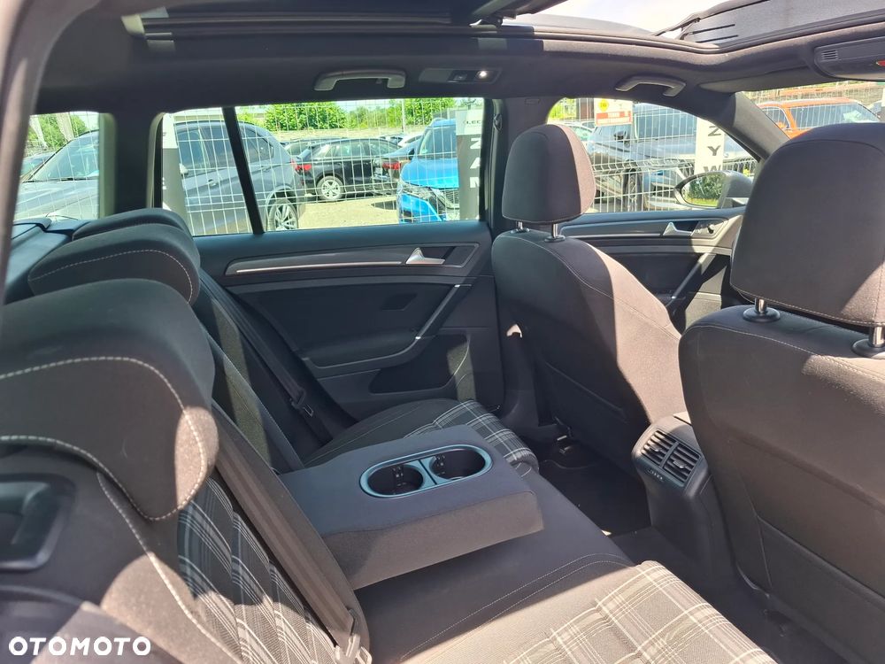 Volkswagen Golf - 25