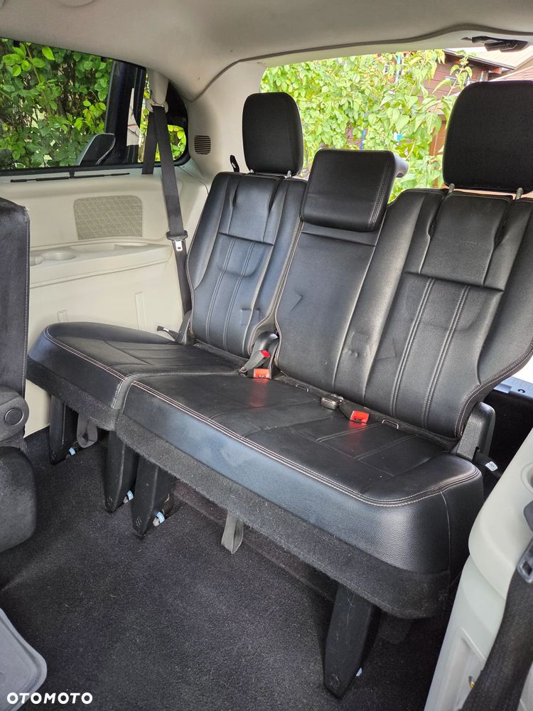 Chrysler Town & Country - 17