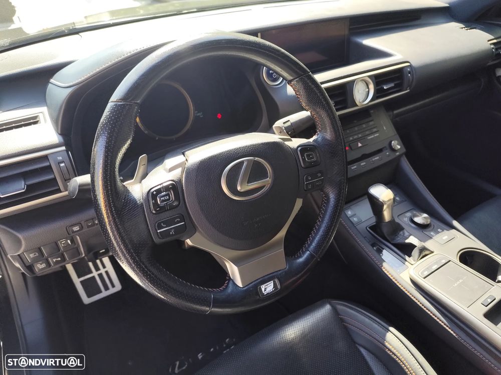 Lexus RC 300h Black Edition - 4