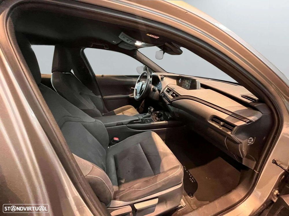 Lexus UX 250h Business - 17