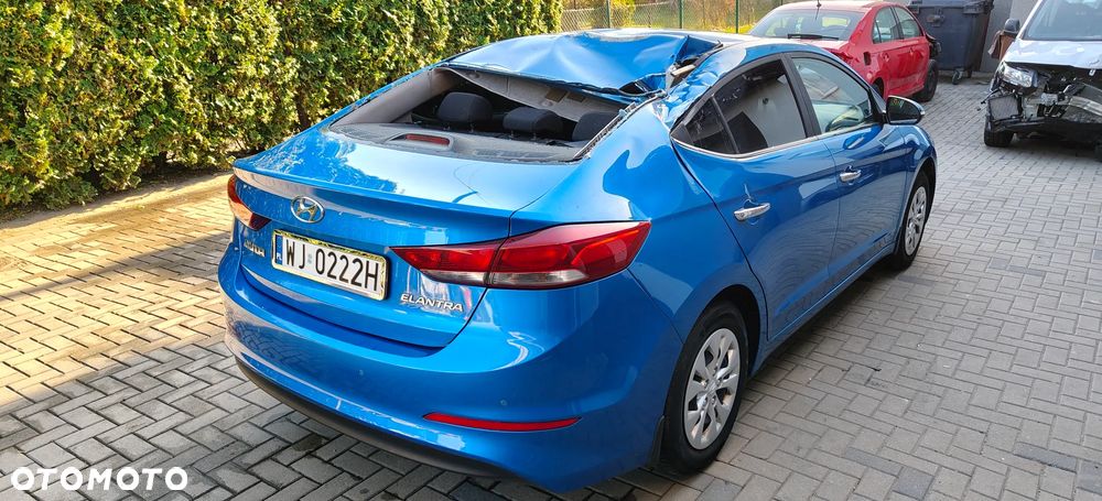 Hyundai Elantra 1.6 Comfort - 12