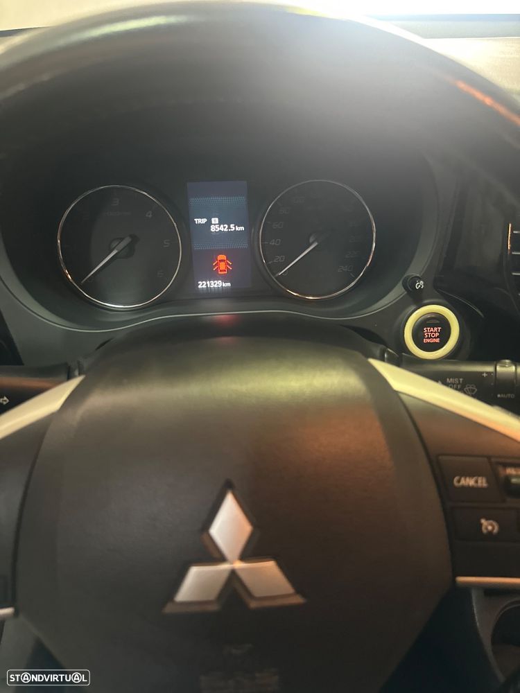 Mitsubishi Outlander 2.2 DI-D Instyle Navi Black Edition - 24