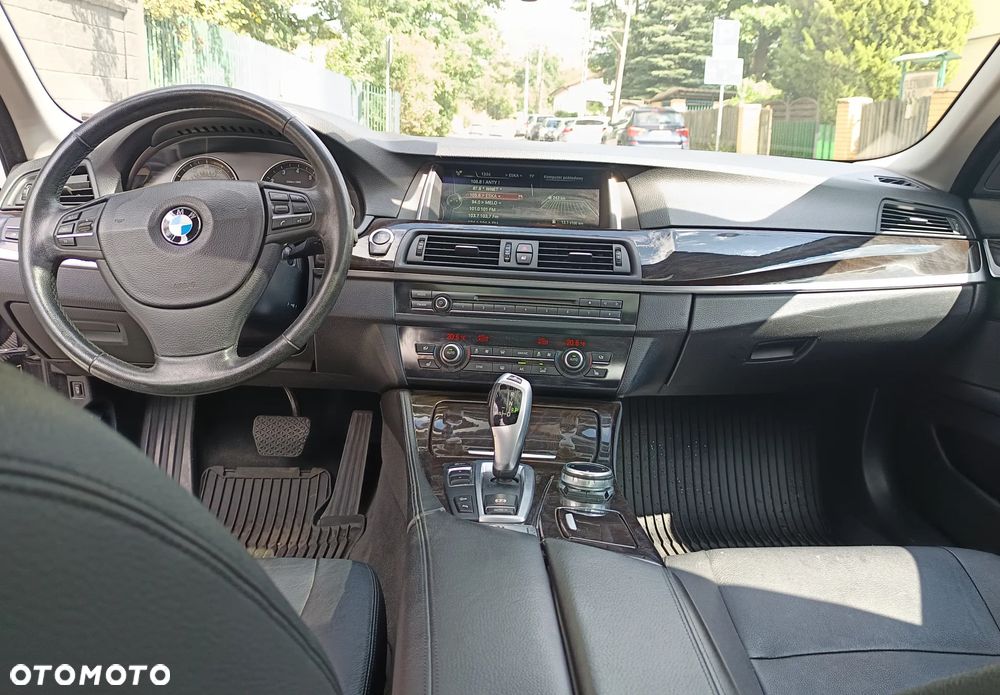 BMW Seria 5 528i xDrive - 14
