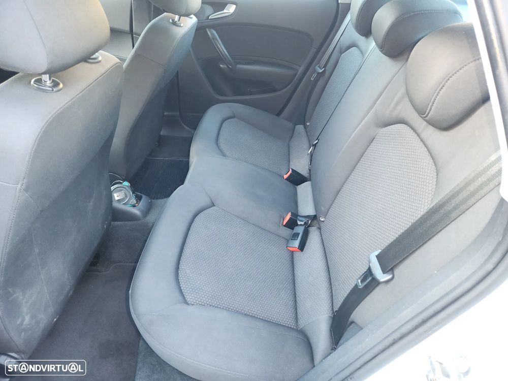 Audi A1 Sportback 1.6 TDi S-line S tronic - 11