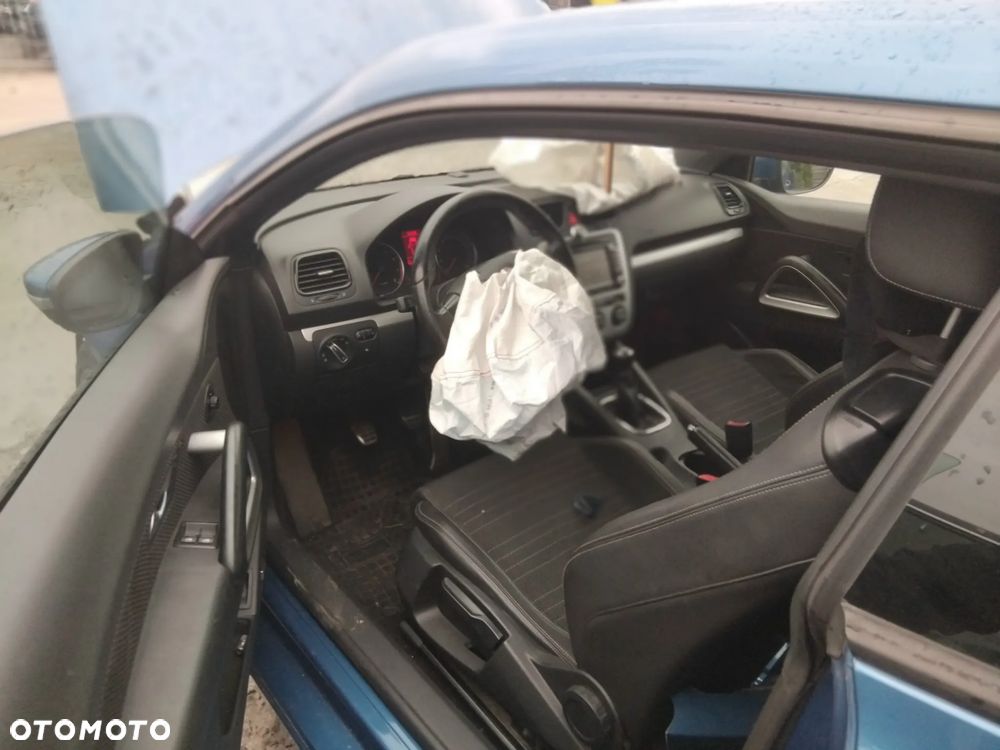 VW Scirocco z silnikiem 1,4 TSI Ozn. CAVD i skrzynią manualną 6 b ozn. KWB lakier kod LR5Z - 5