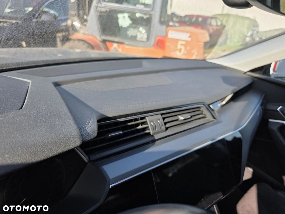 DESKA ROZDZIELCZA KOKPIT AUDI E TRON 55 QUATTRO