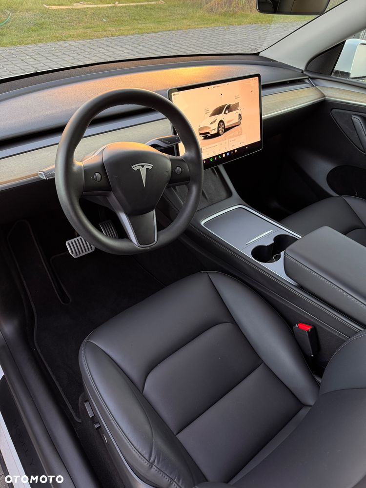 Tesla Model Y Long Range AWD - 25