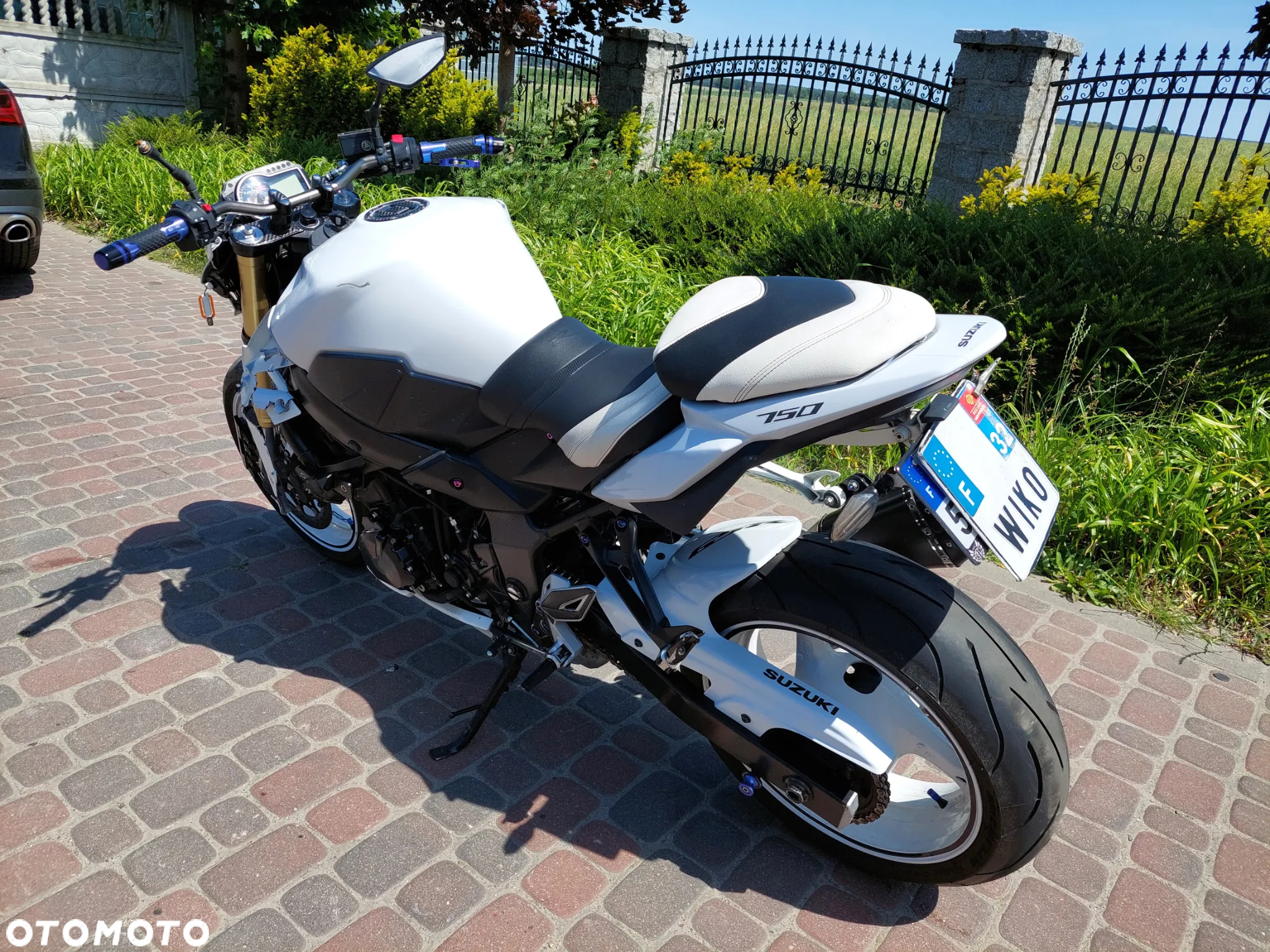 Suzuki GSR - 4