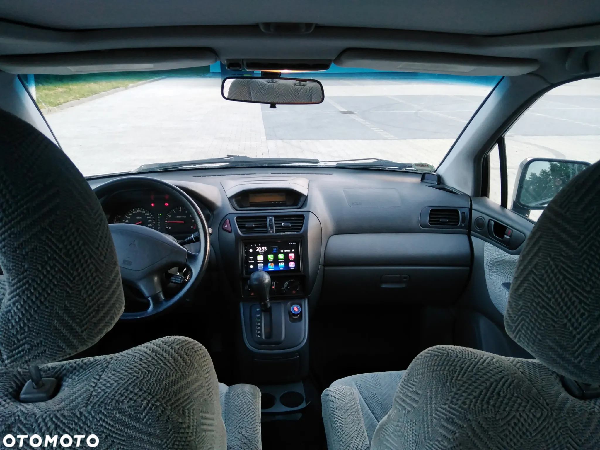 Mitsubishi Space Wagon - 12