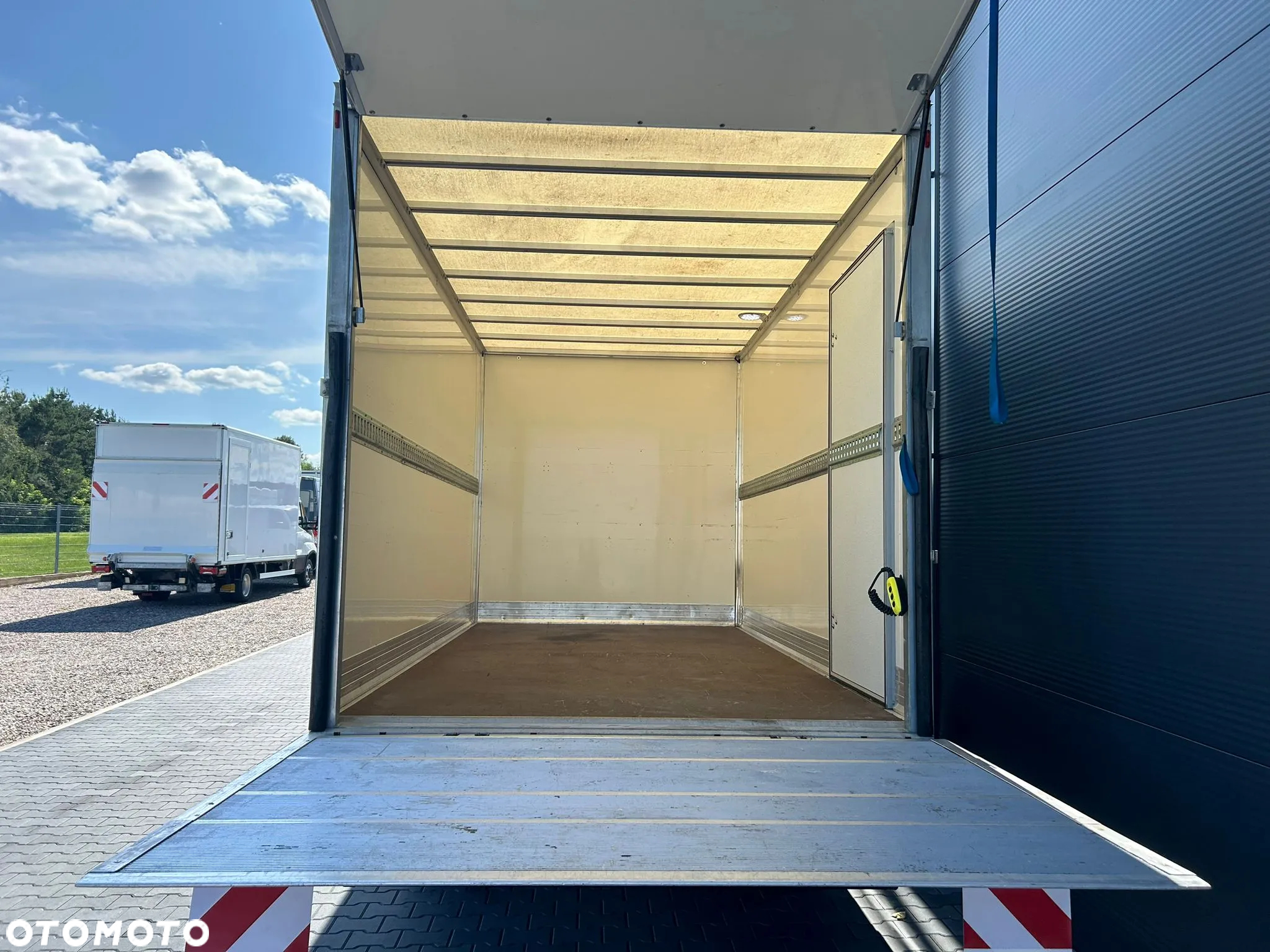 Iveco Daily 35C16 3.0 HPI Kontener 8 palet + winda 750kg + drzwi boczne **Niski przebieg**Na drążku**Wzmocniony**Climatronic**Sprowadzony**2022R** - 7
