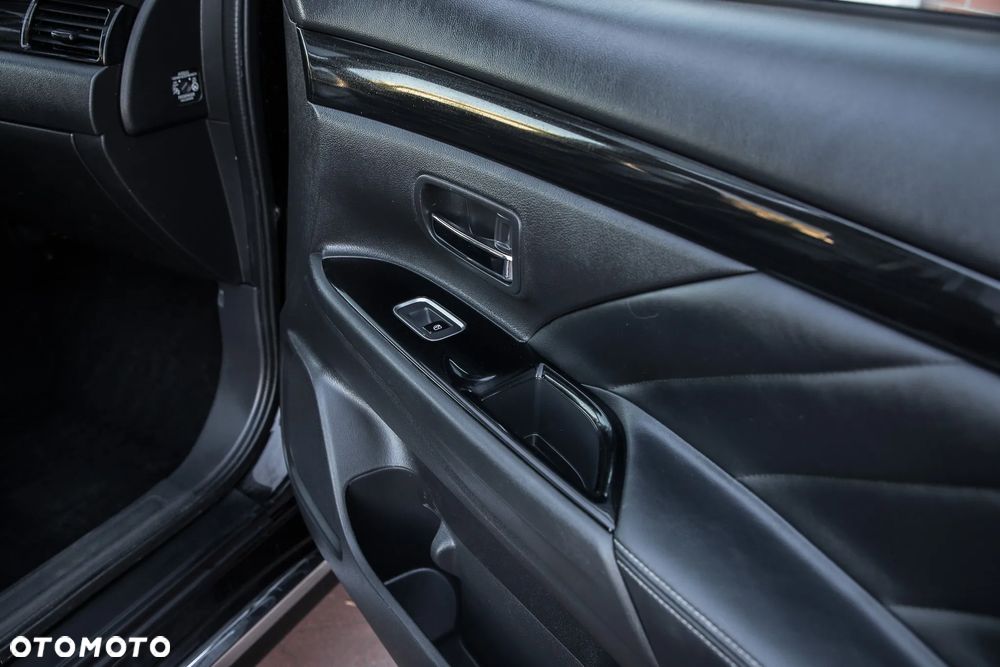 Mitsubishi Outlander Instyle NAVI + - 33