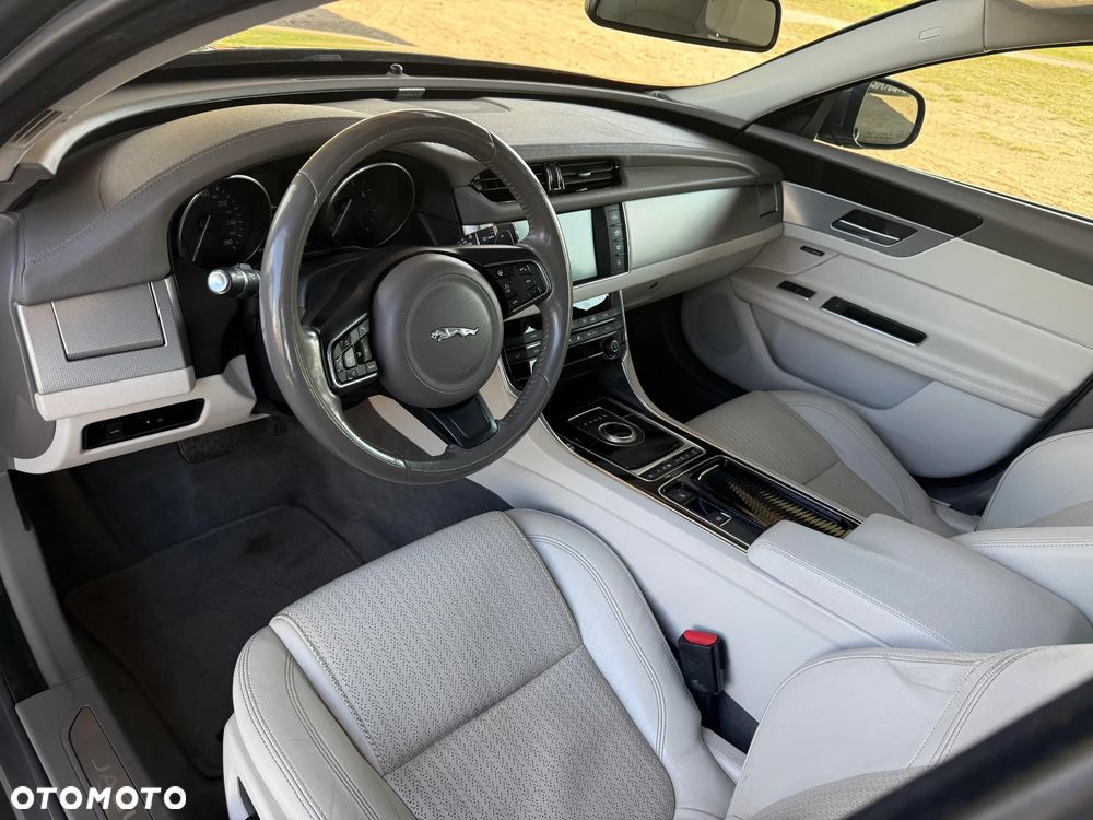 Jaguar XF 35t Prestige - 4