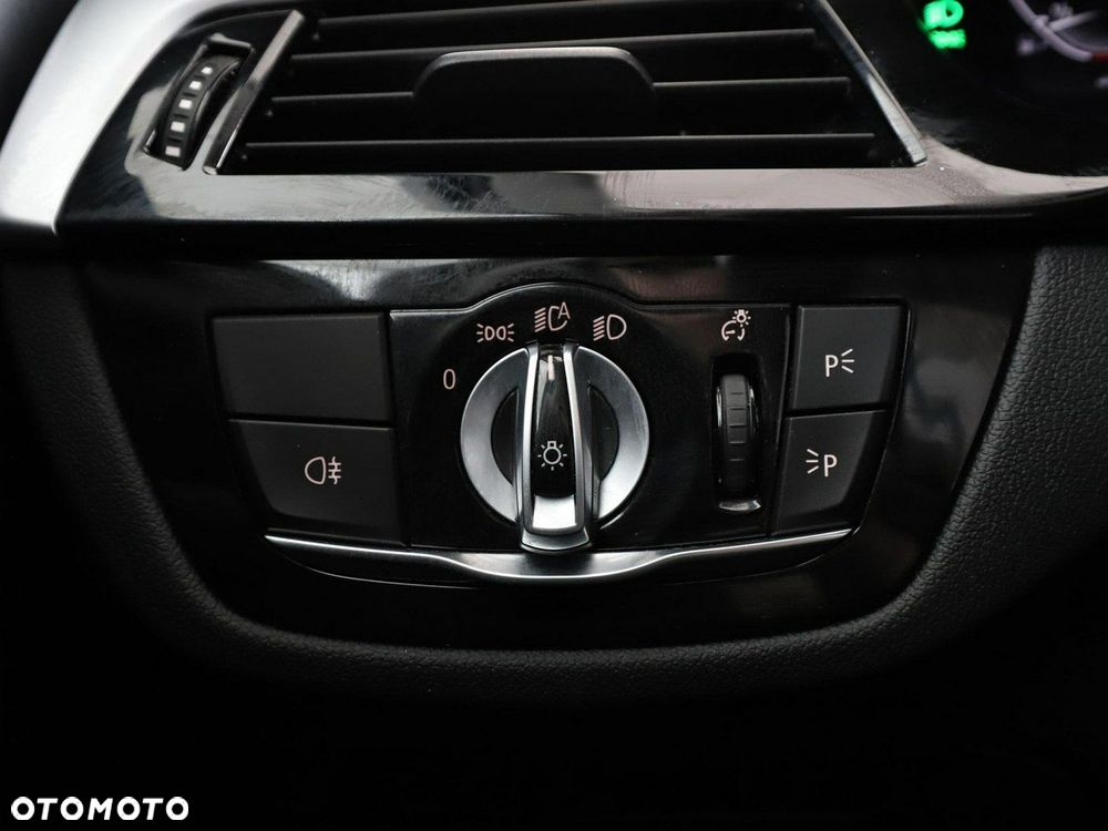 BMW Seria 5 520e Luxury Line - 36