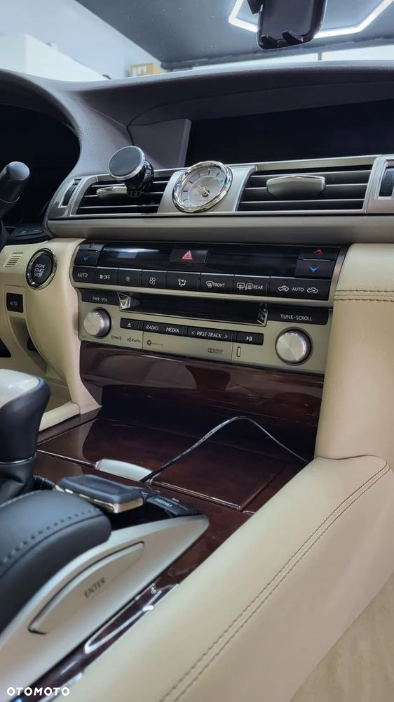 Lexus LS 460 AWD - 18