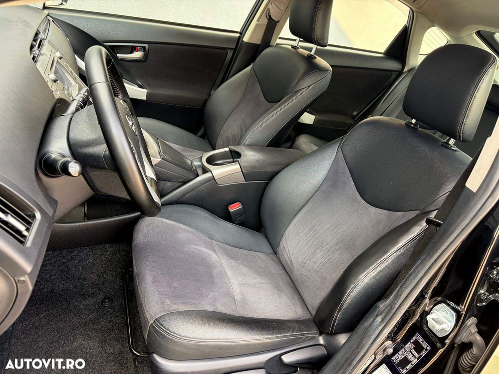 Toyota Prius (Hybrid) Executive - 16