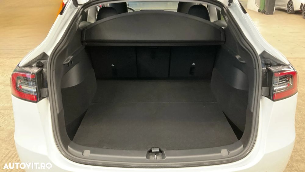 Tesla Model Y Long Range Dual Motor AWD - 8