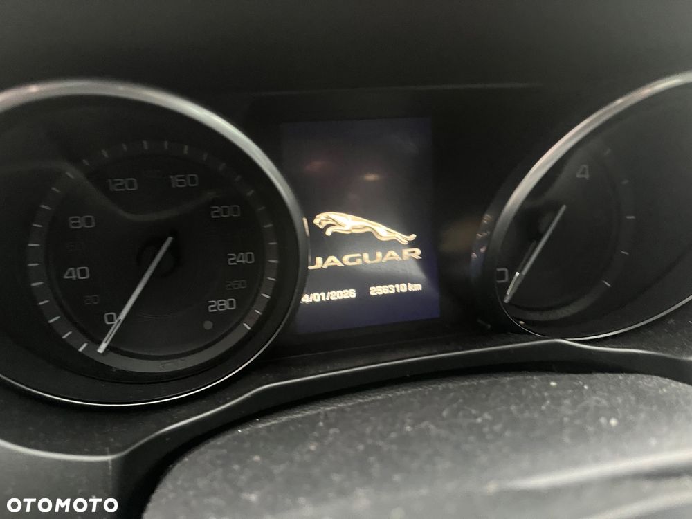 Jaguar XE 2.0 D Prestige - 3