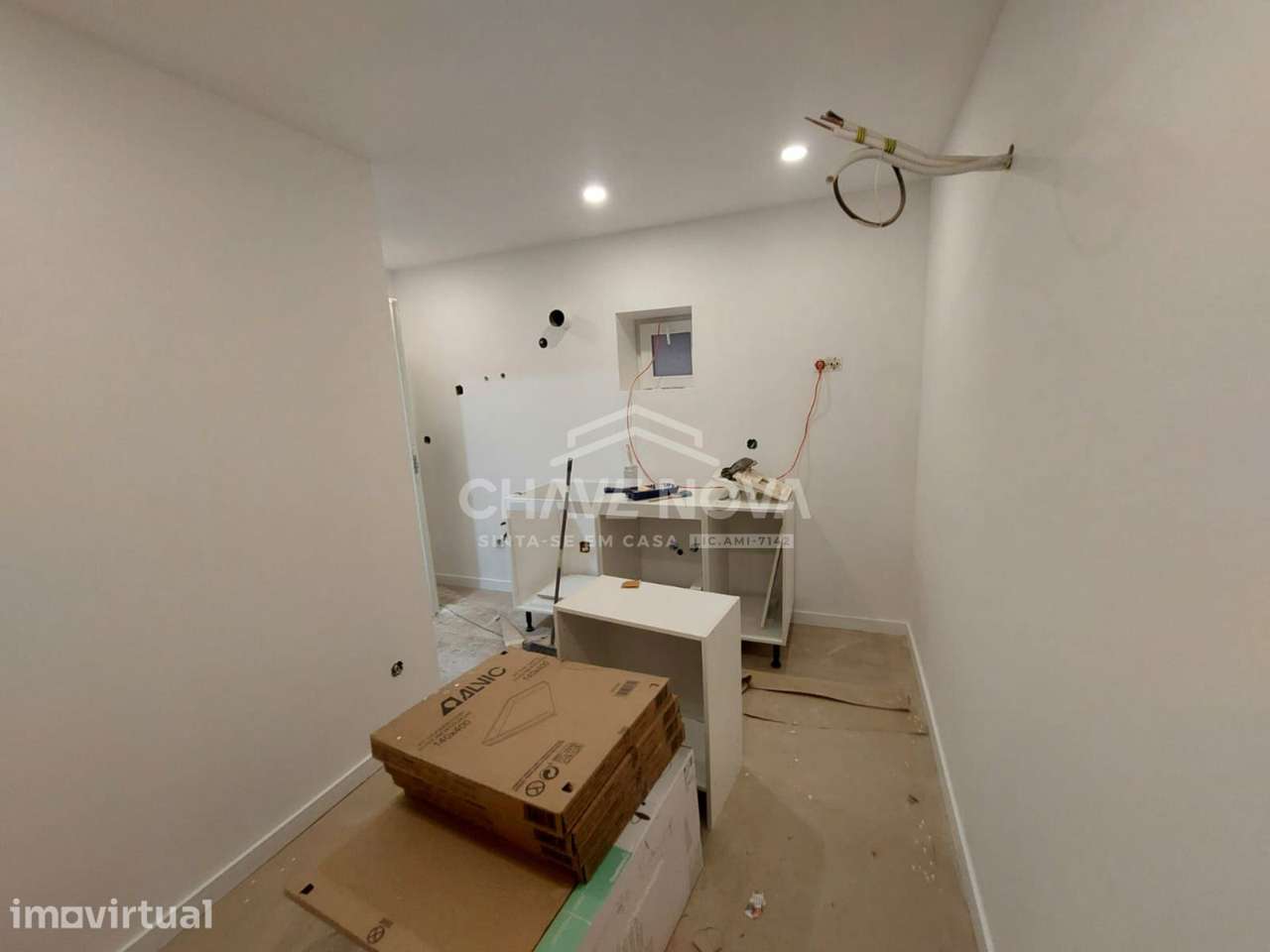 Sete T0s novos para venda em frente á estação do comboio de Valadares - Grande imagem: 4/24